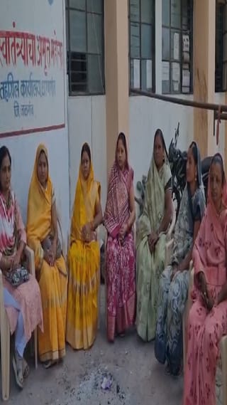 Jalgaon : धरणगावमध्ये स्ट्राँग रूमबाहेर मविआच्या महिला उमेदवारांकडून पहारा