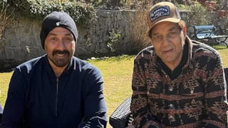 धर्मेंद्र यांच्या अस्थींचं गंगेत विसर्जन; बॉबी देओलला अश्रू अनावर, देओल कुटुंबीय भावूक