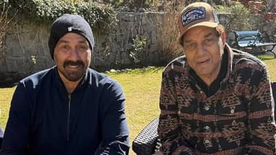 धर्मेंद्र यांच्या अस्थींचं गंगेत विसर्जन; बॉबी देओलला अश्रू अनावर, देओल कुटुंबीय भावूक