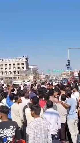 मुंबई आग्रा महामार्गावरील प्रेसिडेन्सी पार्क जवळ रास्ता रोको.