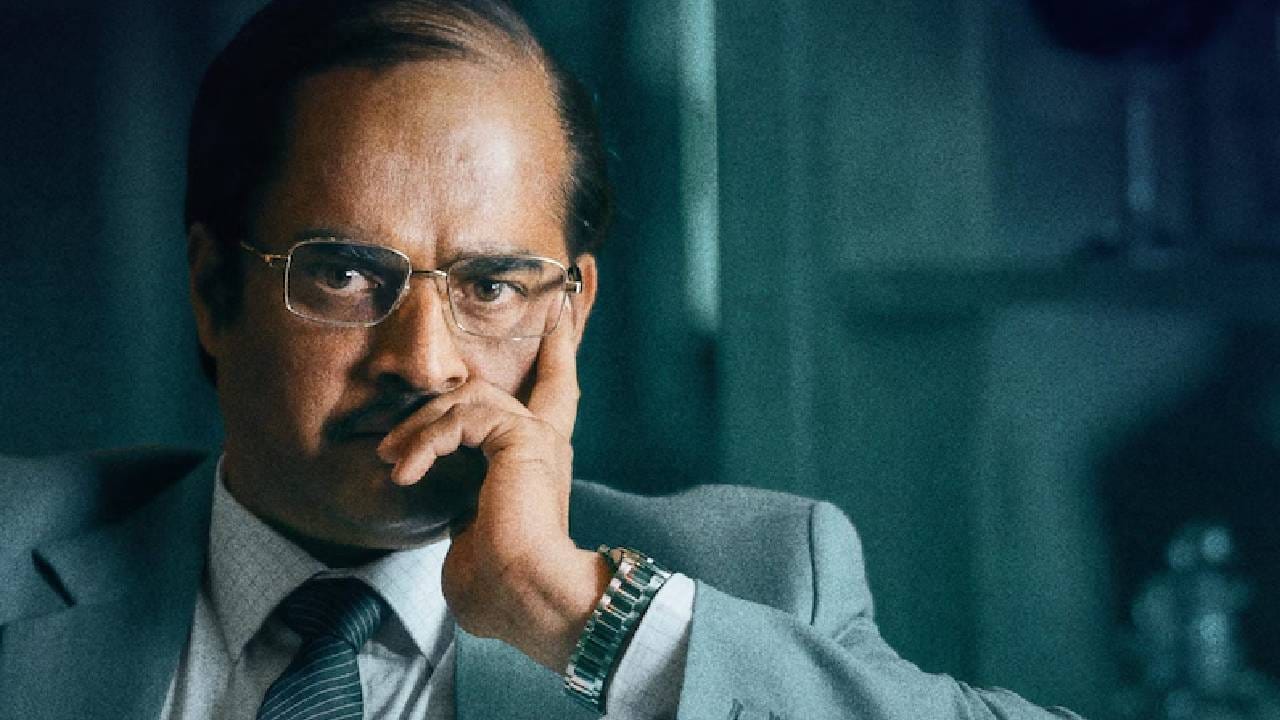 'धुरंधर' हा चित्रपट 5 डिसेंबर 2025 रोजी प्रदर्शित झाला. रेहमान डकैतच्या भूमिकेतील अक्षय खन्नाच्या परफॉर्मन्स प्रेक्षक-समीक्षकांकडून प्रचंड कौतुक होतंय. या चित्रपटाने आतापर्यंत जगभरात कमाईचा 700 कोटी रुपयांचा टप्पा पार केला आहे. 
