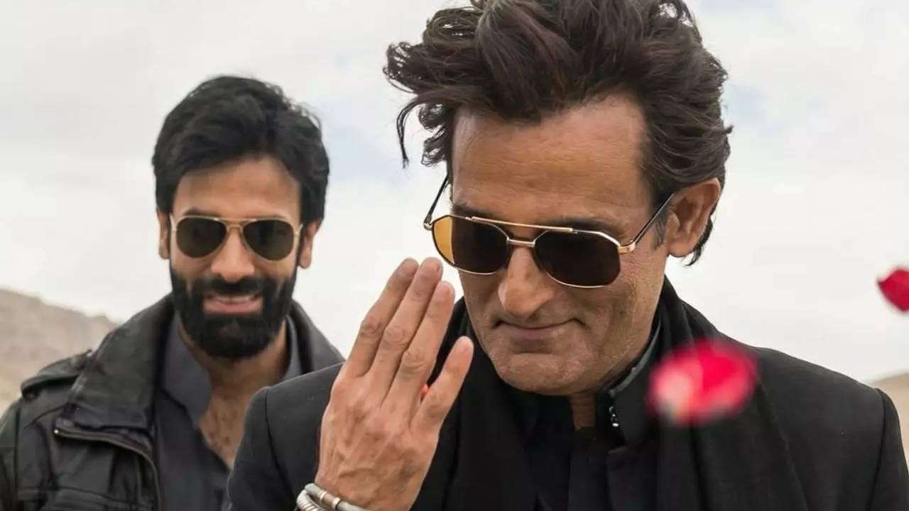 रिपोर्टनुसार, आदित्य धर दिग्दर्शित ‘धुरंधर’साठी अक्षयला ३ कोटी रुपये मिळाले आहेत. या चित्रपटात रणवीर सिंग लीड रोलमध्ये आहे. या दोघांव्यतिरिक्त चित्रपटात सारा अर्जुन, अर्जुन रामपाल, आर. माधवन आणि राकेश बेदीही झळकले आहेत. सर्व कलाकारांची चर्चा आहे, पण सर्वात जास्त अक्षयच चर्चेत आहेत. २०२३ मध्ये आलेल्या ‘अ‍ॅनिमल’ चित्रपटानंतर बॉबी देओल जसा लाइमलाइटमध्ये आला होता, तसेच आता अक्षय खन्नासोबत घडत आहे.