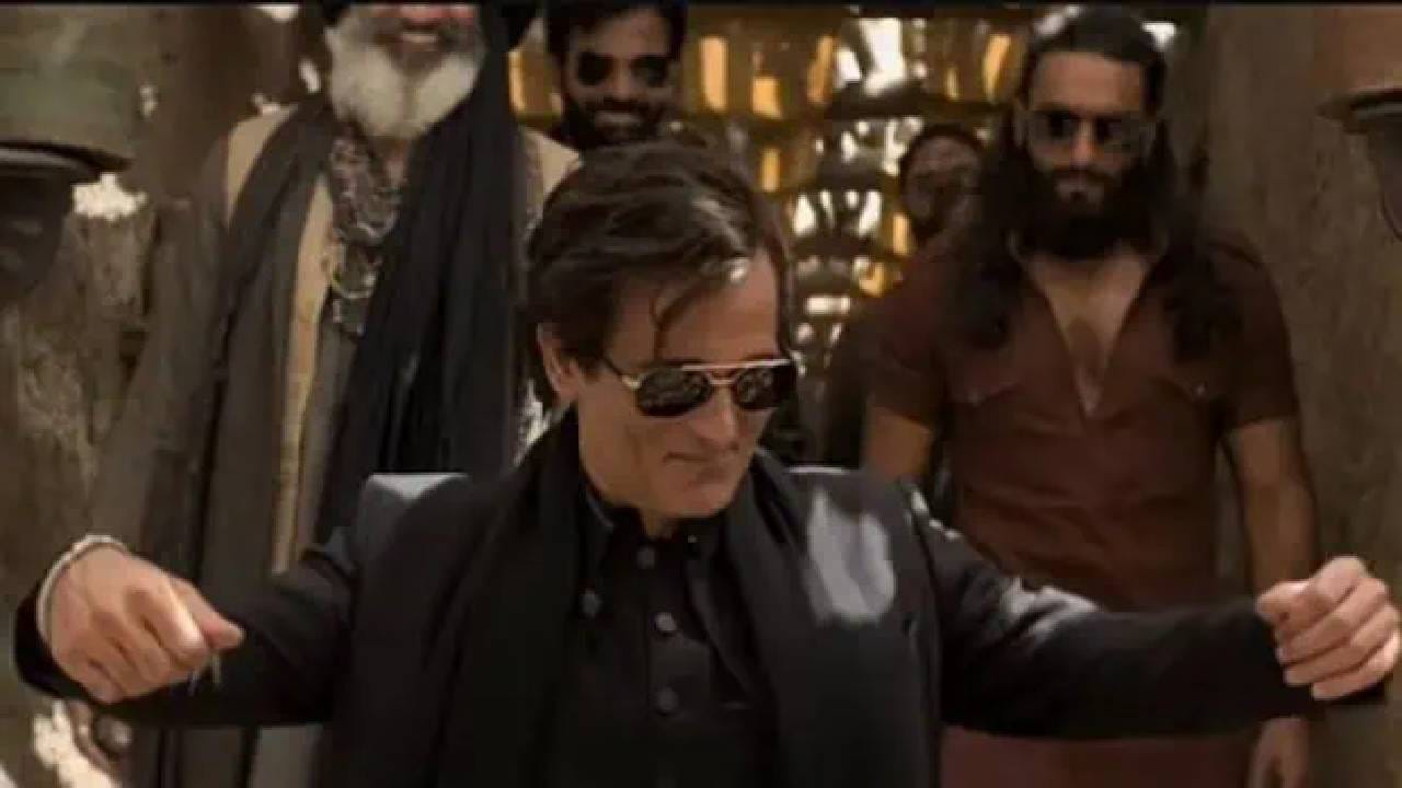 धुरंधर या चित्रपटात ‘Fa9la’ नावाचे एक बहरीनी गाणे आहे, जे लोकांना खूप आवडत आहे. चित्रपटात अक्षय या गाण्यावर डान्स करताना दिसत आहे. आता त्याच्या डान्स स्टेप आणि हे गाणे व्हायरल झाले आहे. लोक यावर रील्स बनवत आहेत. ‘धुरंधर’ही चांगली कामगिरी करत आहे. या चित्रपटाने अवघ्या ६ दिवसांत जगभरात २७४.२५ कोटी रुपये कमावले आहेत.