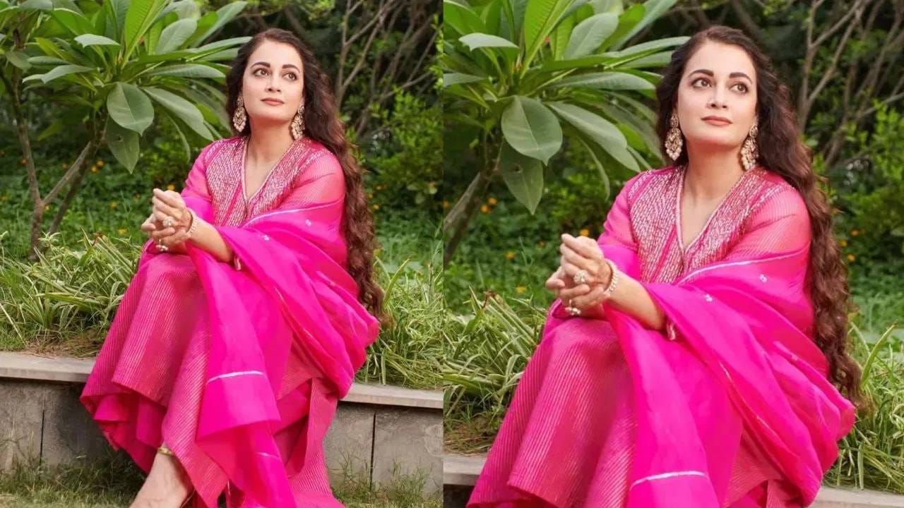 याबाबतची खरी माहिती अशी की, दिया खूप लहान होती तेव्हाच तिचे आई-वडील विभक्त झाले. त्यानंतर दिया हिच्या आईने हैदराबादमधील मुस्लिम व्यक्ती अहमद मिर्झा यांच्याशी लग्न केलं.