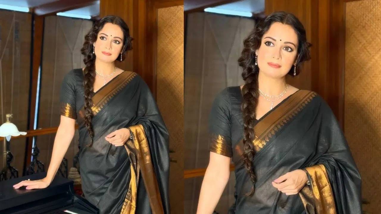 मात्र बऱ्याच कालावधीनंतर दिया ही तिच्या सावत्र वडिलांच्या खूप निकट आली. त्यांचा खास बाँड होता. त्यामुळे जेव्हा दियाने मिस इंडिया स्पर्धेत भाग घेतला तेव्हा तिने तिच्या नावापुढे मिर्झा हे आडनाव जोडले. म्हणूनच ती दिया मिर्झा या नावाने ओळखली जाऊ लागली.