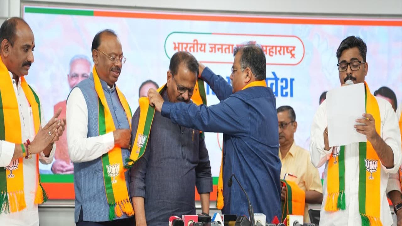 सुशील कुमार शिंदे यांच्या गडात काँग्रेसला खिंडार... माजी आमदाराने तडकाफडकी पक्ष सोडला; थेट... सुशील कुमार शिंदे यांच्या गडात काँग्रेसला खिंडार... माजी आमदाराने तडकाफडकी पक्ष सोडला; थेट...