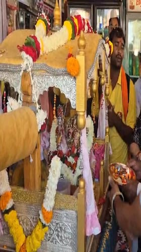 शेगावी जाणाऱ्या पायीवारी दिंडीचे ग्रामस्थांकडून स्वागत.