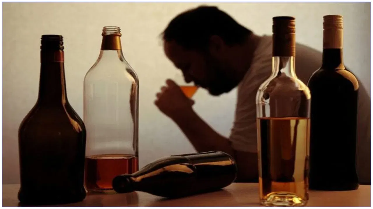 दारूचे व्यसन शरीरातील जवळपास सर्व अवयवांना नुकसान पोहोचवते. यामुळे अल्कोहोलिक फॅटी लिव्हर, हाय ब्लड प्रेशर, हृदयाशी संबंधित आजार होऊ शकतात. मानसिक आरोग्यालाही याचे नुकसान होते. न्यूरोलॉजिकल नुकसानात हात-पायात कंप, स्मरणशक्ती कमी होणे, तणाव आणि अवसाद वाढणे अशा समस्या उद्भवतात. आता जाणून घेऊया दारूचे व्यसन लागण्याची कारणे काय आहेत.