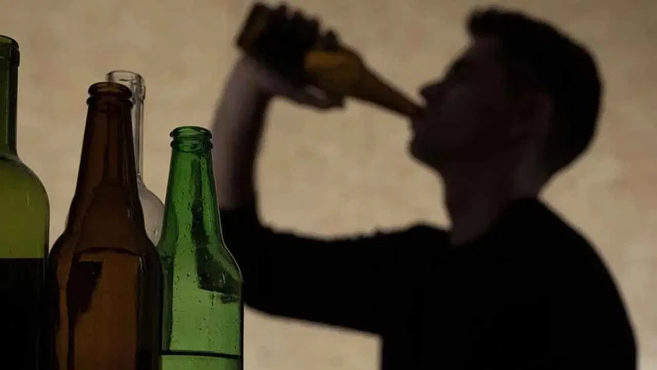 टॉलरन्स आणि डिपेंडन्सी यात महत्त्वाची भूमिका बजावतात. म्हणजे जर व्यक्ती टॉलरन्स करू शकली नाही तर अशा स्थितीत व्यसन वाढू शकते, कारण यात व्यक्तीचे स्वतःवरचे नियंत्रण संपते. खरे तर दारूचे व्यसन ही नैतिक समस्या नाही, तर ही वैद्यकीय मानसिक समस्या आहे, ज्याकडे वेळीच लक्ष देणे गरजेचे आहे आणि याचा उपचार करून घ्यावा.