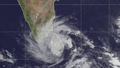 Ditwah Cyclone : सावधान! भारताच्या दिशेने वेगाने येतंय संकट, 5 राज्यात हाय अलर्ट, पुढील 24 तास अत्यंत...
