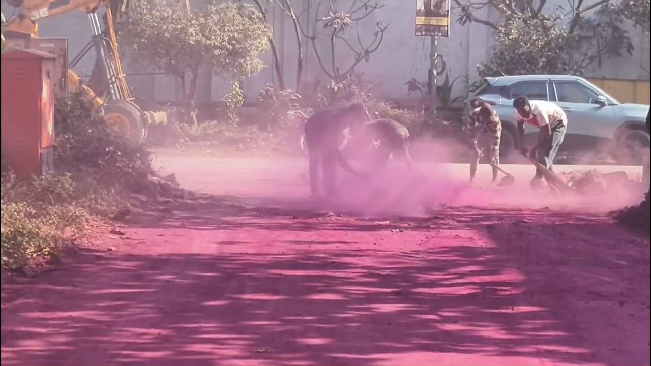 मंडळाने एमआयडीसी व संबंधित ठेकेदाराला नोटीस बजावली असून, त्यांच्याकडून अहवाल मागितला आहे. या अहवालानंतर पुढील कारवाई केली जाईल, असे मंडळाकडून स्पष्ट करण्यात आले आहे. यासोबतच, परिसरातील रस्त्यावर जमा झालेले रासायनिक गाळाचे ढीग त्वरित उचलण्याचे निर्देशही मंडळाने दिले आहेत.