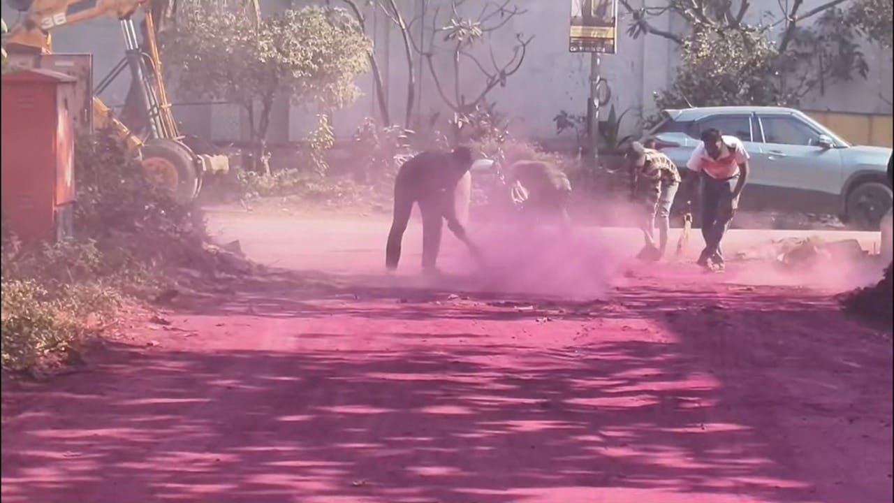 डोंबिवली एमआयडीसी परिसरात काल गटारातील रासायनिक गाळाच्या ढिगावर पाणी मारल्यामुळे रस्ता अचानक गुलाबी झाल्याने मोठी खळबळ उडाली होती. या गंभीर प्रदूषण प्रकरणाची दखल घेत महाराष्ट्र प्रदूषण नियंत्रण मंडळाने घेतली आहे.