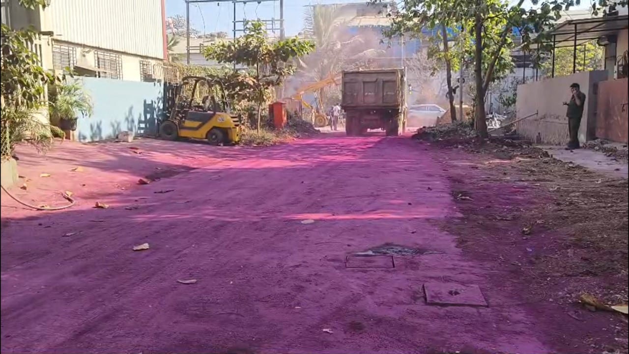 एमआयडीसीतील मालवण किनारा हॉटेलसमोरील रस्ता शनिवारी सकाळी गुलाबी रंगाचा झालेला पाहायला मिळाले. यापूर्वी हिरवा पाऊस, लाल रस्ते आणि रंगीत नाले अशा अनेक प्रदूषण घटनांसाठी चर्चेत असलेल्या डोंबिवली एमआयडीसीत पुन्हा एकदा हा नवा प्रकार समोर आला आहे.
