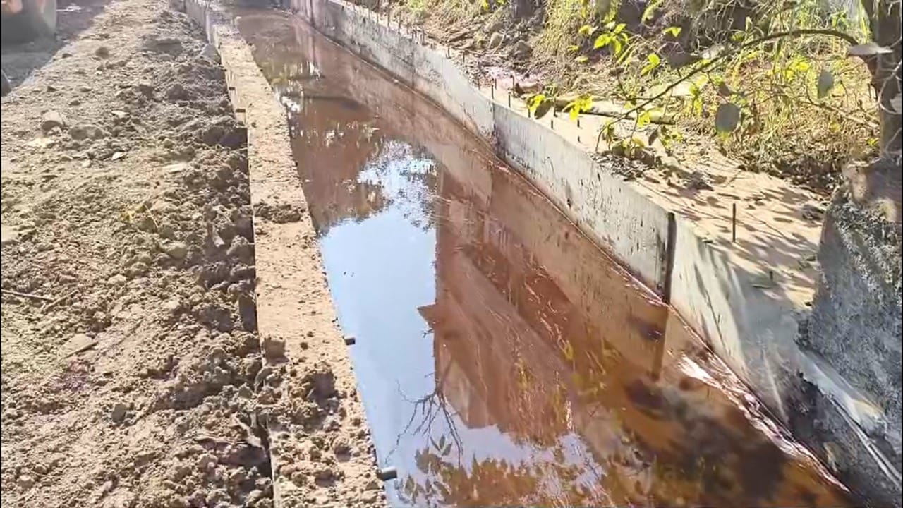 प्राथमिक तपासानुसार, गटारातील रासायनिक गाळ रस्त्याच्या कडेला जमा झाला होता. त्यावर ही रसायने रस्त्यावर पसरून रस्ता गुलाबी झाला. एमआयडीसीतील कंपनीच्या या हलगर्जीपणामुळे नागरिकांच्या आरोग्याचा प्रश्न ऐरणीवर आला आहे.
