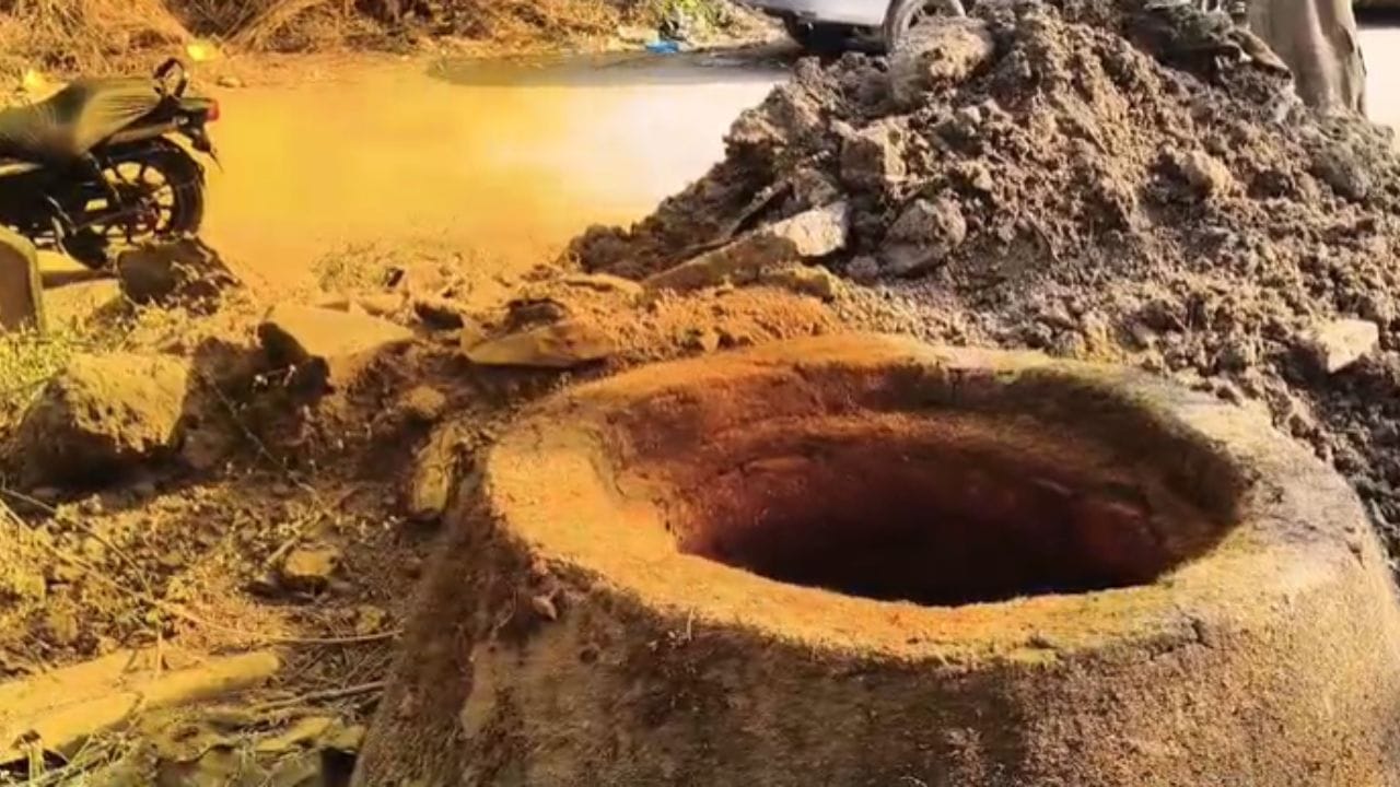 मात्र अवघ्या पंधरा दिवसांतच पुन्हा एकदा हा गंभीर प्रकार समोर आल्याने प्रशासनाच्या कारवाईवर प्रश्नचिन्ह उपस्थित झाले आहे. हलगर्जी करणाऱ्या संबंधित कंपनीवर कठोर कारवाईची मागणी नागरिकांकडून करण्यात येत आहे. 