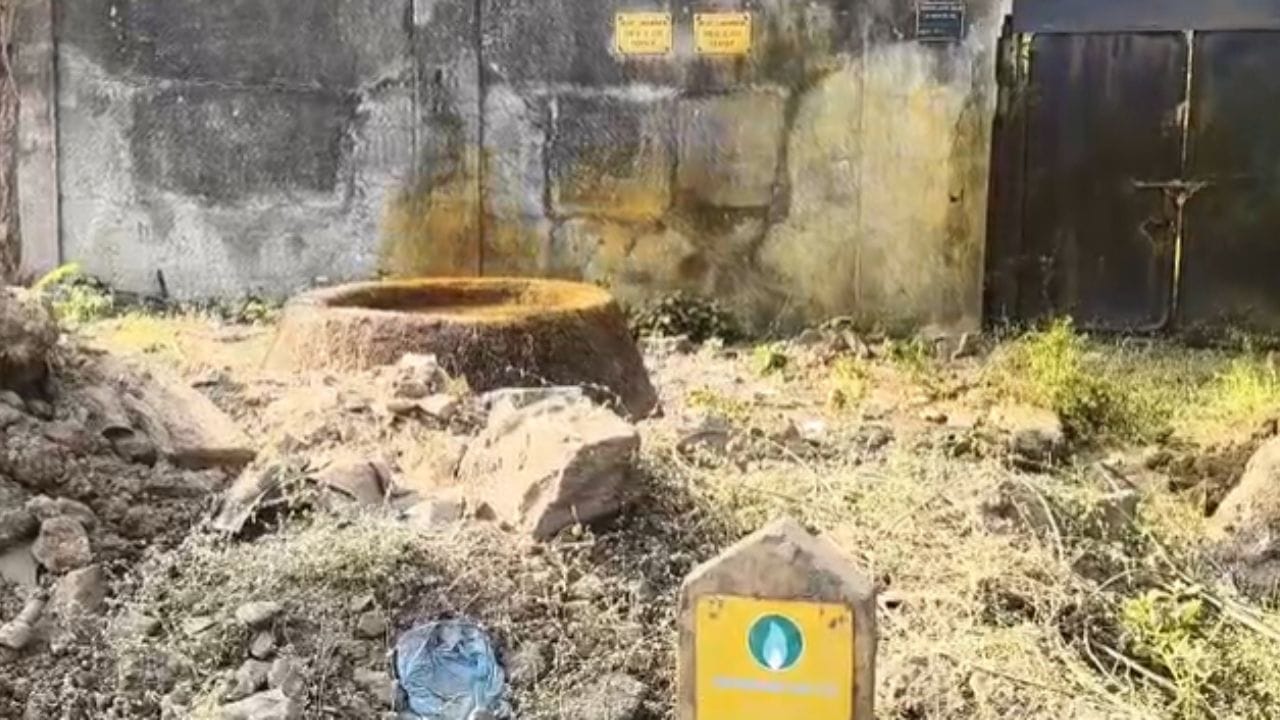 धुरामुळे आजूबाजूच्या भिंती चॉकलेटी रंगाच्या झाल्याचे चित्र पहायला मिळत आहे. हवेत मोठ्या प्रमाणात प्रदूषण पसरत असल्याने आरोग्याचा गंभीर प्रश्न निर्माण झाला आहेय  