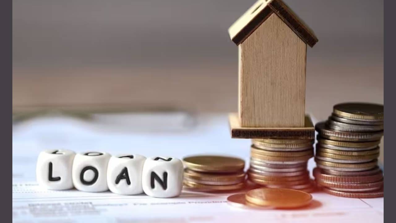 सर्वात अगोदर तुमच्यावरील सर्व खर्च, ईएमआय, क्रेडिट कार्डचा हप्ता याचा हिशेब मांडा. सर्वाधिक व्याज कशावर द्यावे लागत आहे. ते समोर ठेवा. तर कुणाचे किती रक्कम परत करायची आहे, याचा एक ताळेबंद तयार करा. सर्वाधिक व्याजदर असणाऱ्या हप्त्यावर अधिक लक्ष द्या.