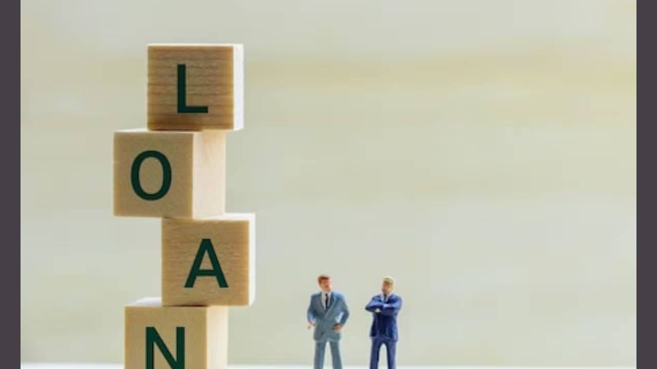 जर क्रेडिट कार्ड, अथवा वैयक्तिक कर्जावरील व्याज अधिक असेल तर ते जिथे कमी व्याजदर असेल अशा बँकेत हस्तांतरीत करण्याचा प्रयत्न करा. यामुळे तुमचा ईएमआय कमी होईल आणि तुम्हाला थोडी सवलत भेटेल. तर कर्जही लवकर फेडल्या जाईल.