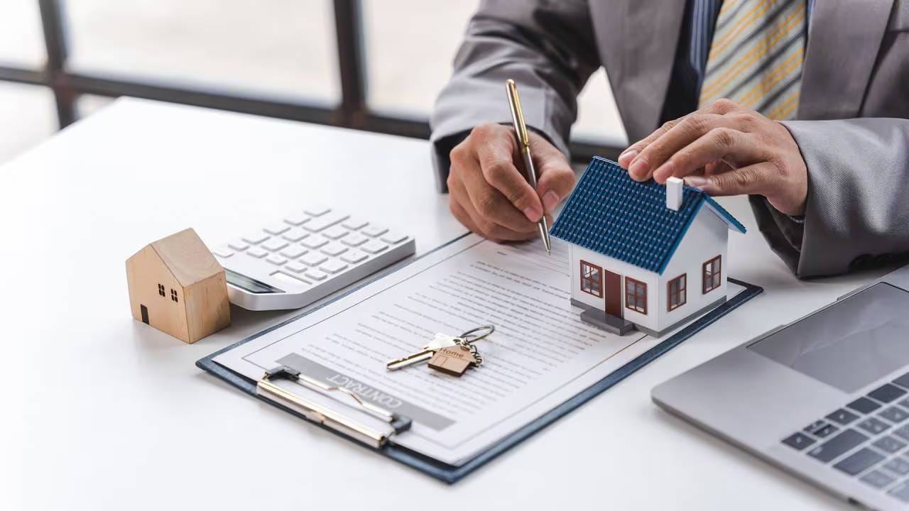 जिथे शक्य आहे तिथे छोटे-छोटे पेमेंट करा. त्यामुळे कर्जाचा हप्ता कमी होईल. वर्षातून एकदा तरी एक अतिरिक्त हप्ता जमा करा. त्यामुळे तुमचा मोठा फायदा होईल. कर्जाचा हप्ता आणि त्यावरील व्याज पुढील दहा वर्षात एकदम कमी होईल.