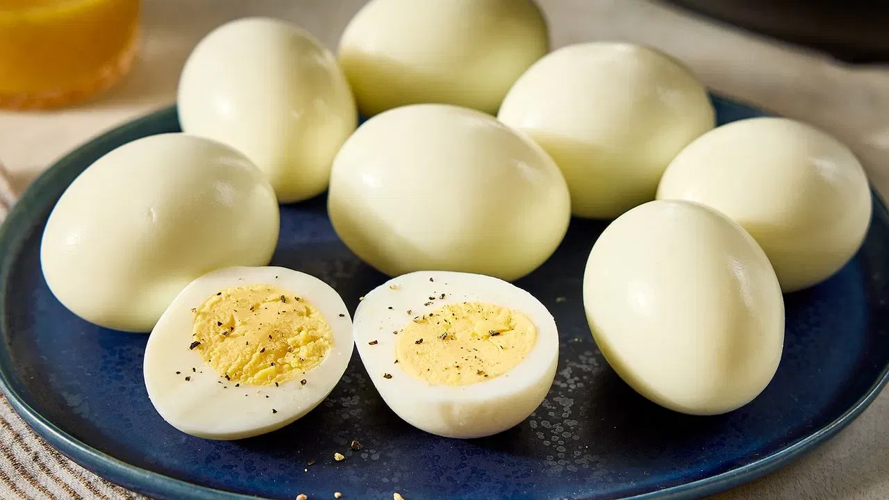 FSSAI ने सांगितले की देशात विकली जाणारे अंडी पूर्णपणे सुरक्षित आहेत. अंडी खाल्ल्याने कॅन्सरचा कोणताही धोका नाही. हे दावे भ्रामक आणि वैज्ञानिक आधार नसलेले आहेत. FSSAI नुसार, नाइट्रोफ्यूरानचा वापर पोल्ट्री आणि अंडी उत्पादनात पूर्णपणे प्रतिबंधित आहे. जर कुठे ट्रेस सापडले तरी ते वेगळे प्रकरण आहे, सर्व अंड्यांना ते लागू होत नाही. वैज्ञानिक पुराव्यांनुसार, इतक्या कमी प्रमाणात कॅन्सर किंवा कोणतीही आरोग्य समस्या होत नाही.