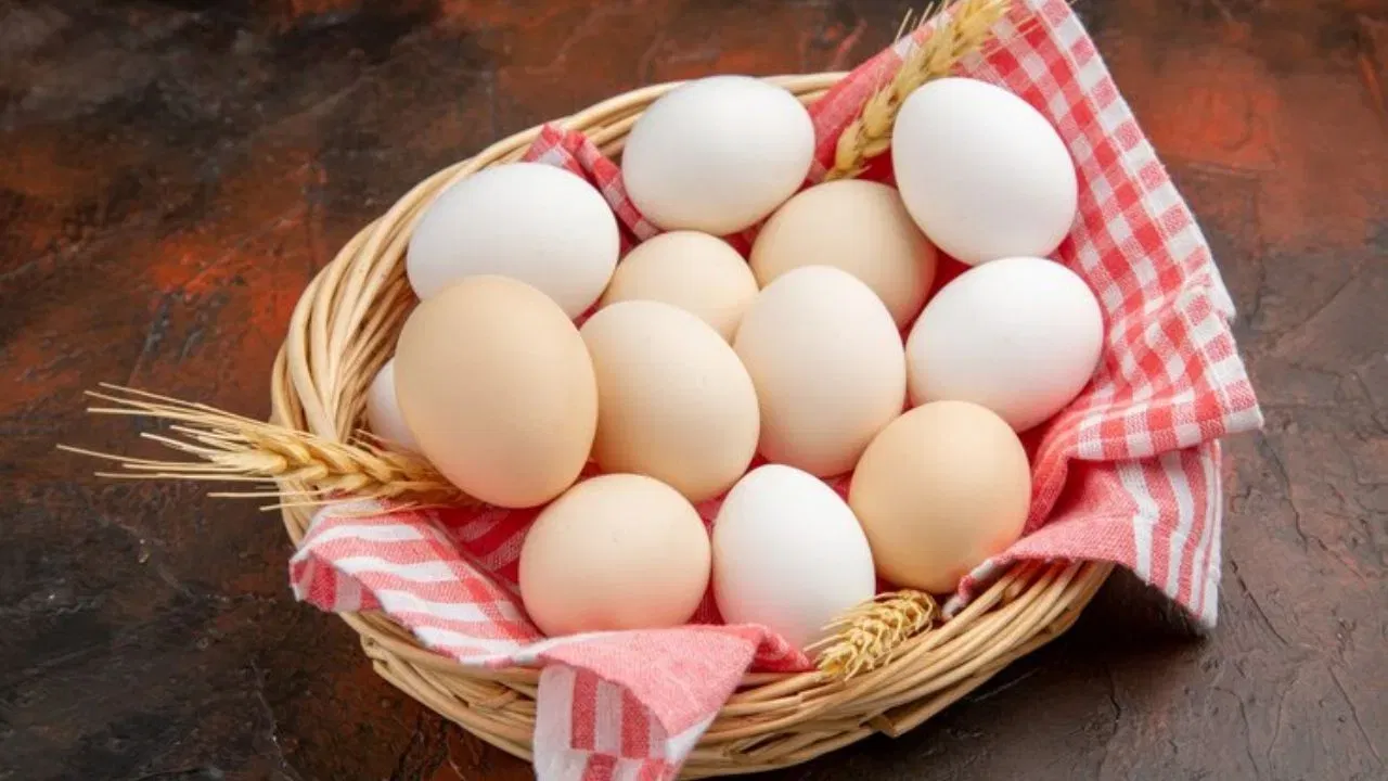 Egg Storage: अंडी फ्रिजमध्ये ठेवल्यावर खराब होतात? जाणून घ्या ठेवण्याची योग्य पद्धत