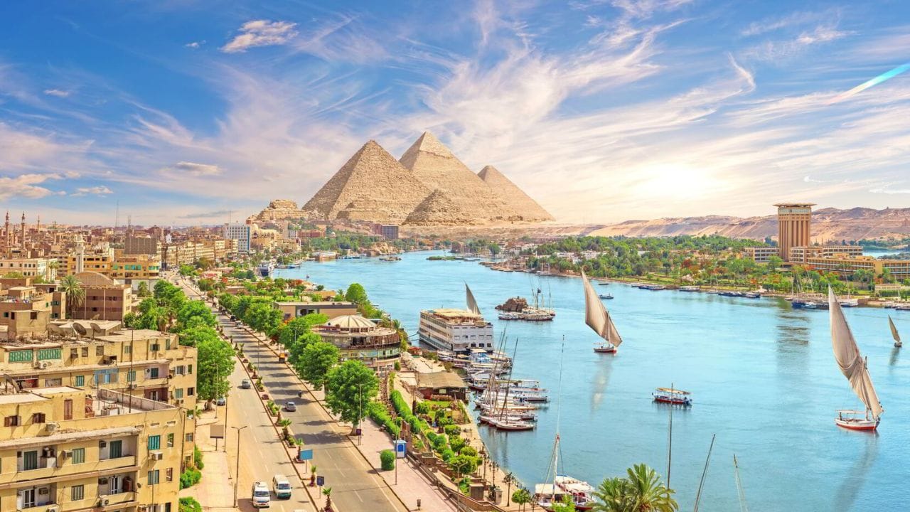 इजिप्तचे आशिया आणि आफ्रिकेतील क्षेत्रफळ : इजिप्तचा सुमारे 94% भाग आफ्रिकेत आहे, तर उरलेला 6% भाग (सिनाई) आशियात येतो. जरी आशियातील भाग छोटा असला, तरी तो अतिशय मोक्याचा आहे.