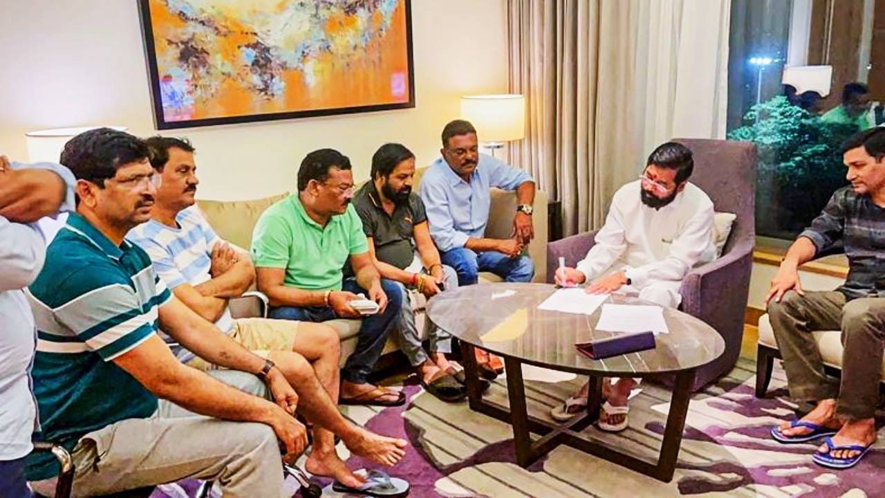 जागा वाटपावरून कुरबुरी..शिंदे सेनेच्या आमदारांची रात्रभर खलबतं, राज्यात मोठी घडामोड? ठाण्यातून ती मोठी अपडेट काय?