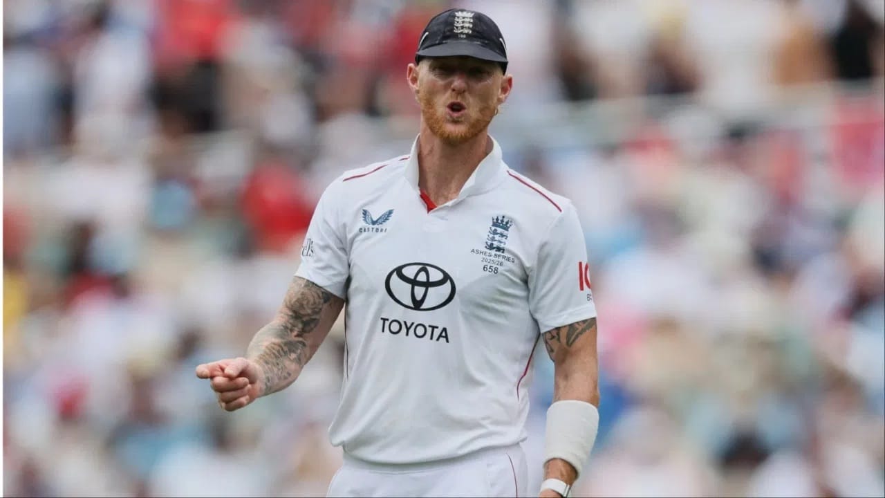 स्टीव्हन स्मिथ याने कमिन्सच्या जागी 8 कसोटी सामन्यांमध्ये कांगारुंचं नेतृत्व केलंय. स्मिथने त्यापैकी 7 सामन्यांमध्ये ऑस्ट्रेलियाला विजयी केलं आहे. तर एकमेव सामना हा अनिर्णित राहिला आहे. त्यामुळे कॅप्टन म्हणून स्मिथ ही विजयी घोडदौड कायम राखण्यात यशस्वी ठरणार का? मालिकेच्या निकालानंतरच स्पष्ट होईल. (Photo Credit: PTI)