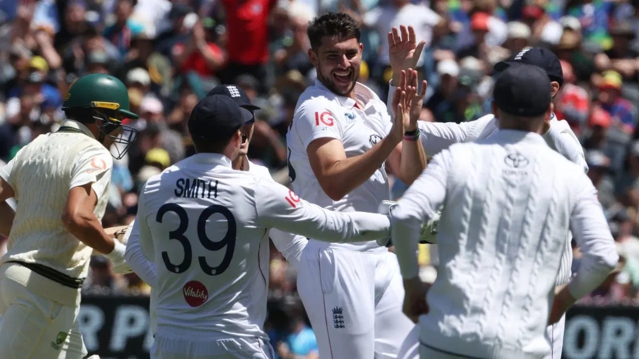 ऑस्ट्रेलिया विरुद्ध इंग्लंड यांच्यात एशेज सीरिजमधील चौथा आणि बॉक्सिंग डे टेस्ट मॅच परंपरेनुसार यंदाही 26 डिसेंबरला मेलबर्न क्रिकेट ग्राउंडमध्ये खेळवण्यात येत आहे. पहिल्याच दिवशी गोलंदाजानी कहर केला. गोलंदाजांनी या खेळपट्टीवर पहिल्याच दिवशी एकूण 20 विकेट्स घेतल्या. या दरम्यान इंग्लंडच्या एका गोलंदाजाने कमाल केली.  (Photo Credit: PTI)