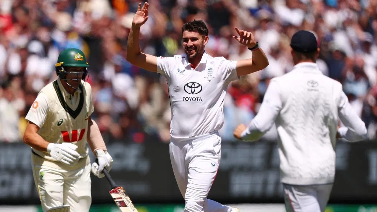 जोश टंग हा मेलबर्न क्रिकेट ग्राउंडमध्ये गेल्या 27 वर्षांत इंग्लंडकडून 5 विकेट्स घेणारा पहिला वेगवान गोलंदाज ठरला. जोशआधी इंग्लंडच्या डॅरन गफ आणि डीन हेडली या दोघांनी मेलबर्न क्रिकेट ग्राउंडमध्ये अशी कामगरी केली होती. (Photo: Getty Images)