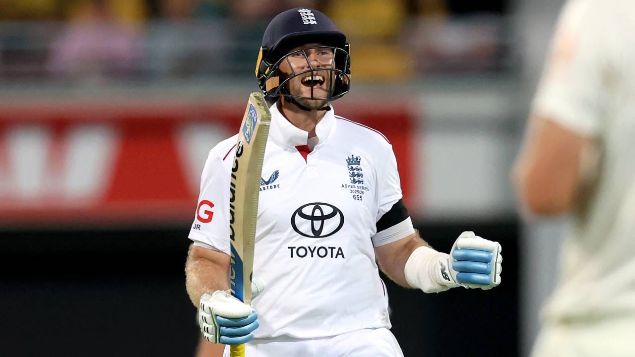पिंक बॉल कसोटीमध्ये एका दिवसाच्या खेळात इंग्लंडने तिसऱ्यांदा सर्वाधिक धावा केल्या आहे. 2017 मध्ये वेस्ट इंडिज विरुद्ध 348, 2023 मध्ये न्यूझीलंडविरुद्ध 325 आणि आता 2025 मध्ये ऑस्ट्रेलियाविरुद्ध 325 धावा केल्या आहेत. (Photo- ICC Twitter)