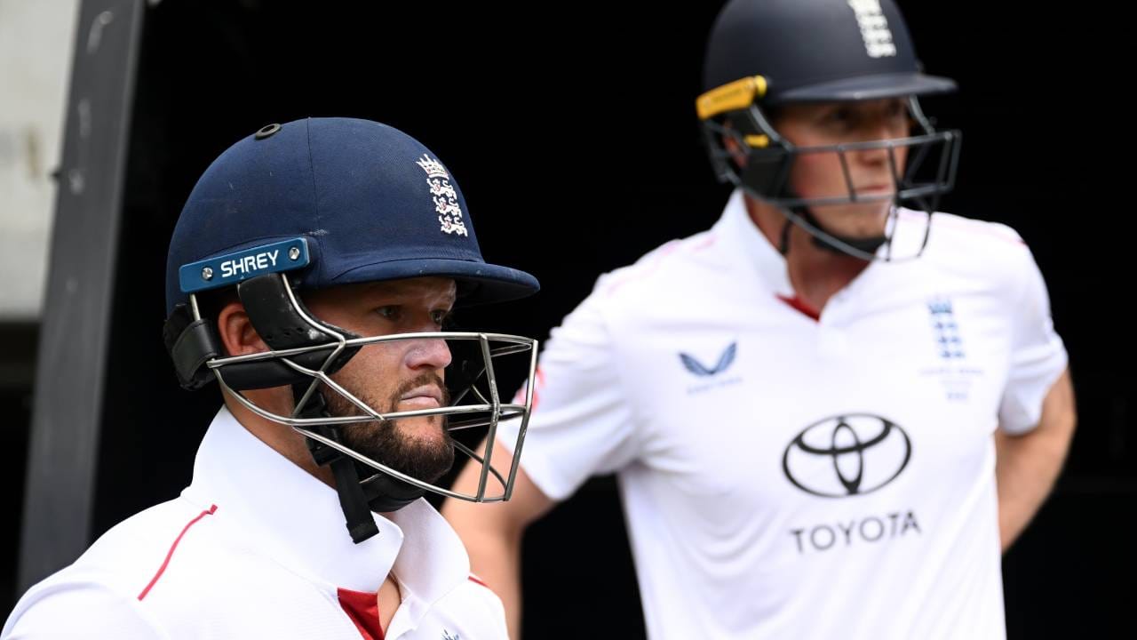 पिंक बॉल कसोटीच्या इतिहासात पहिल्या डावात 300हून अधिक धावा केलेला संघ कधीही पराभूत झालेला नाही. त्यामुळे इंग्लंडकडे दुसऱ्या कसोटी सामना जिंकण्याची संधी आहे. दुसऱ्या दिवशी किती धावा करणार याकडे लक्ष लागून आहे. (Photo- England Cricket Twitter)