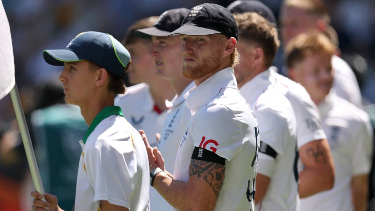 इंग्लंडने नाणेफेकीचा कौल जिंकला आणि प्रथम फलंदाजी करण्याचा निर्णय घेतला. इंग्लंडने 74 षटकांचा सामना करत 9 गडी गमवून 325 धावा केल्या.  पहिल्या दिवसाचा खेळ संपला तेव्हा जो रूट नाबाद 135 आणि जोफ्रा आर्चर नाबाद 32 धावांवर खेळत आहे. (Photo- England Cricket Twitter)