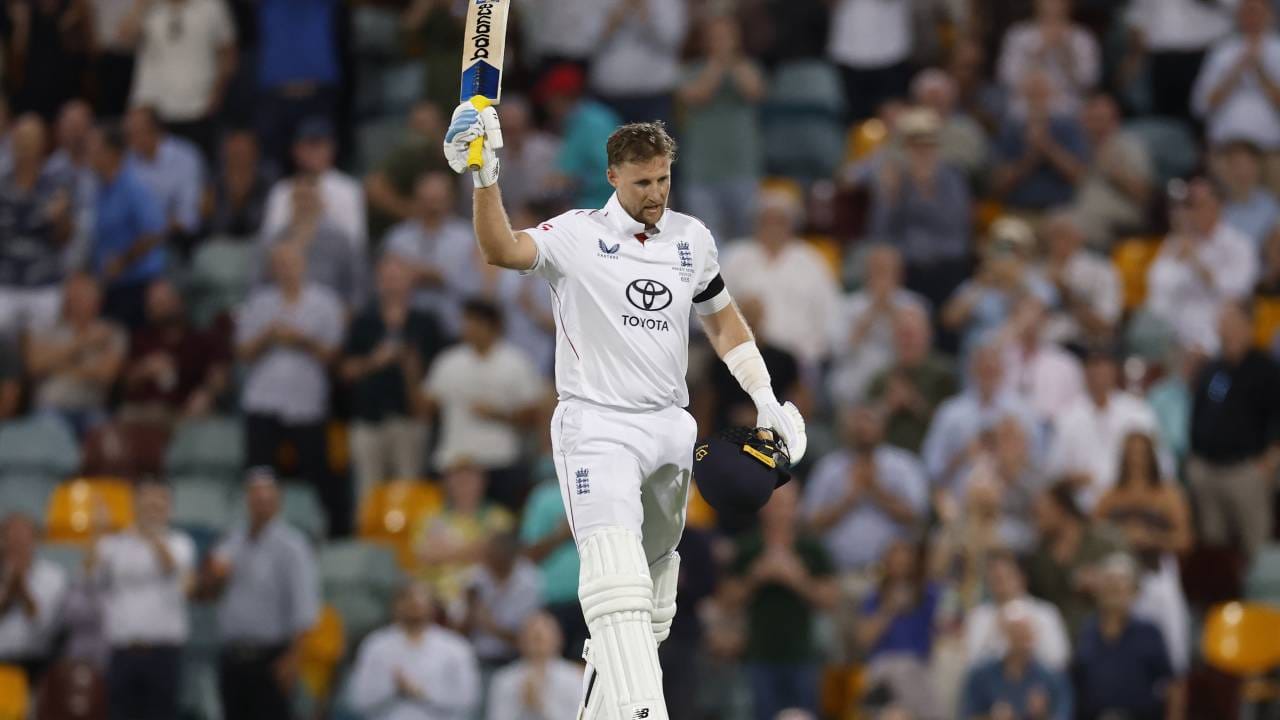 शतकी खेळीसह जो रूटच्या नावावर एक विक्रम नोंदवला गेला आहे. 2002 मध्ये अॅडेली ओव्हल येथे इंग्लंडच्या मायकेल वॉनने केलेल्या 177 धावा केल्या होत्या. त्यानंतर ऑस्ट्रेलियातील कसोटीच्या पहिल्या दिवशी इंग्लंडच्या जो रूटने 135 धावा केल्यात. (Photo- ICC Twitter)