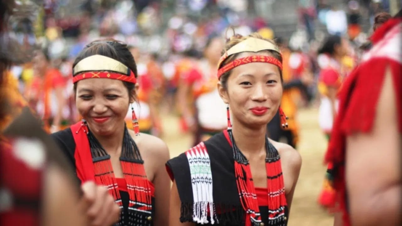 येथे इंग्रजी हे शिक्षण आणि सरकारी कामाचे मुख्य माध्यम आहे. याशिवाय, अरुणाचल प्रदेश, मणिपूर, मेघालय, मिझोरम, हिमाचल प्रदेश आणि केरळ सारखी राज्ये देखील अधिकृत भाषेचा अतिरिक्त भाषा म्हणून वापर करतात.