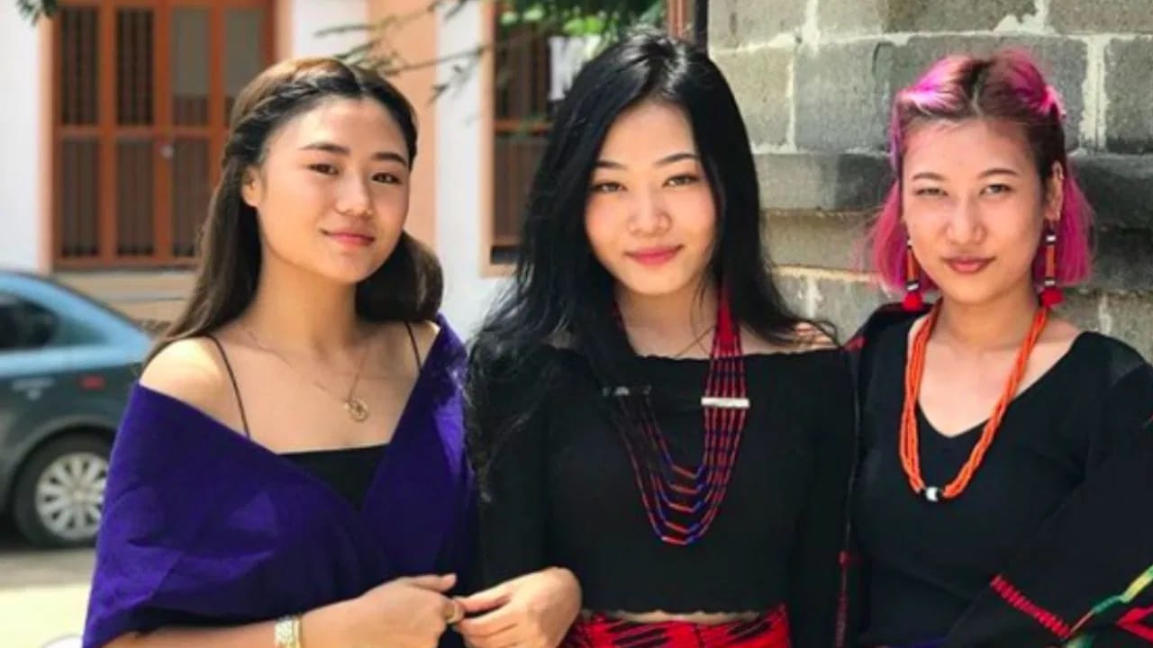 भारतात हिंदी ही सर्वात जास्त बोलली जाणारी भाषा आहे. 2011 च्या जनगणनेनुसार, 43.63 टक्के लोकसंख्येने हिंदी ही त्यांची मातृभाषा असल्याचे सांगितले.