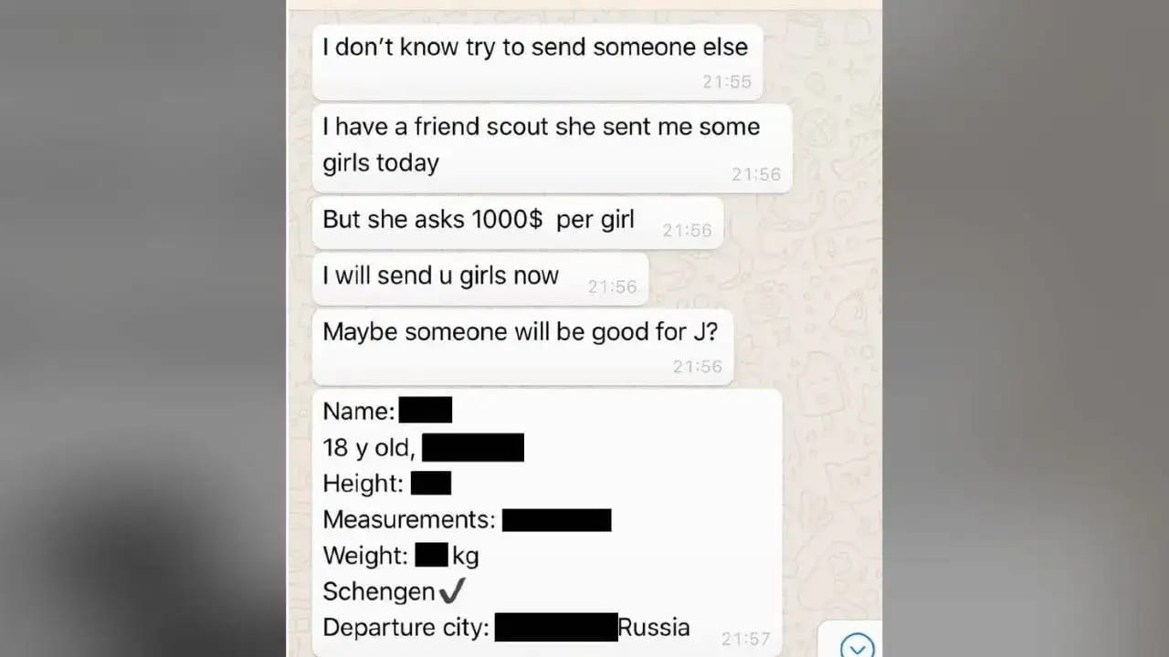  काही फोटोमध्येमध्ये व्हाट्सएप चॅट देखील समोर आले आहेत. यामध्ये मुलींचे दर ठरण्यात आले आहेत... 'प्रत्येक मुलीच्या बदल्यात 1000 डॉलर'ची मागणी केल्याचं चॅटमध्ये दिसत आहे... पण याबद्दल अद्याप अधिकृत माहिती समोर आलेली नाही... 