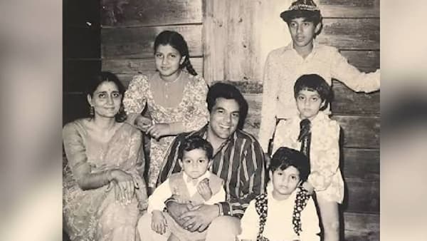 बॉलिवूड अभिनेते धर्मेंद्र यांनी वयाच्या 89 व्या वर्षी अखेरचा श्वास घेतला. धर्मेंद्र यांनी मोठा काळ चित्रपटांमध्ये गाजवला. 24 नोव्हेंबर रोजी अभिनेत्यावर मुंबईत अंत्यसंस्कार झाले. यावेळी अत्यंत कमी लोक उपस्थित होते.