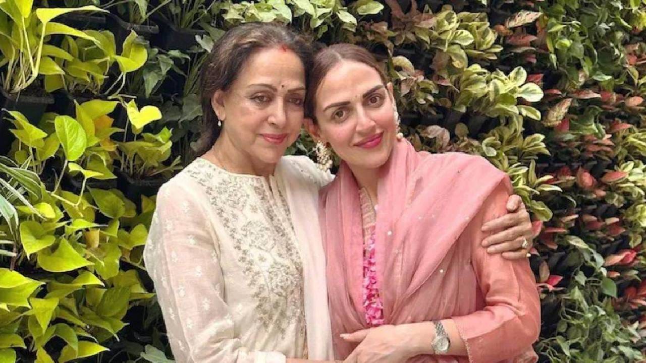 धर्मेंद्र त्यांची पहिली पत्नी प्रकाश काैर आणि दोन सावत्र बहिणी आणि भावांचीही झलक दाखवली. सनी देओल बॉबी देओल आणि धर्मेंद्र यांचा चित्रपटातील एक सीन देखील दाखवली. 