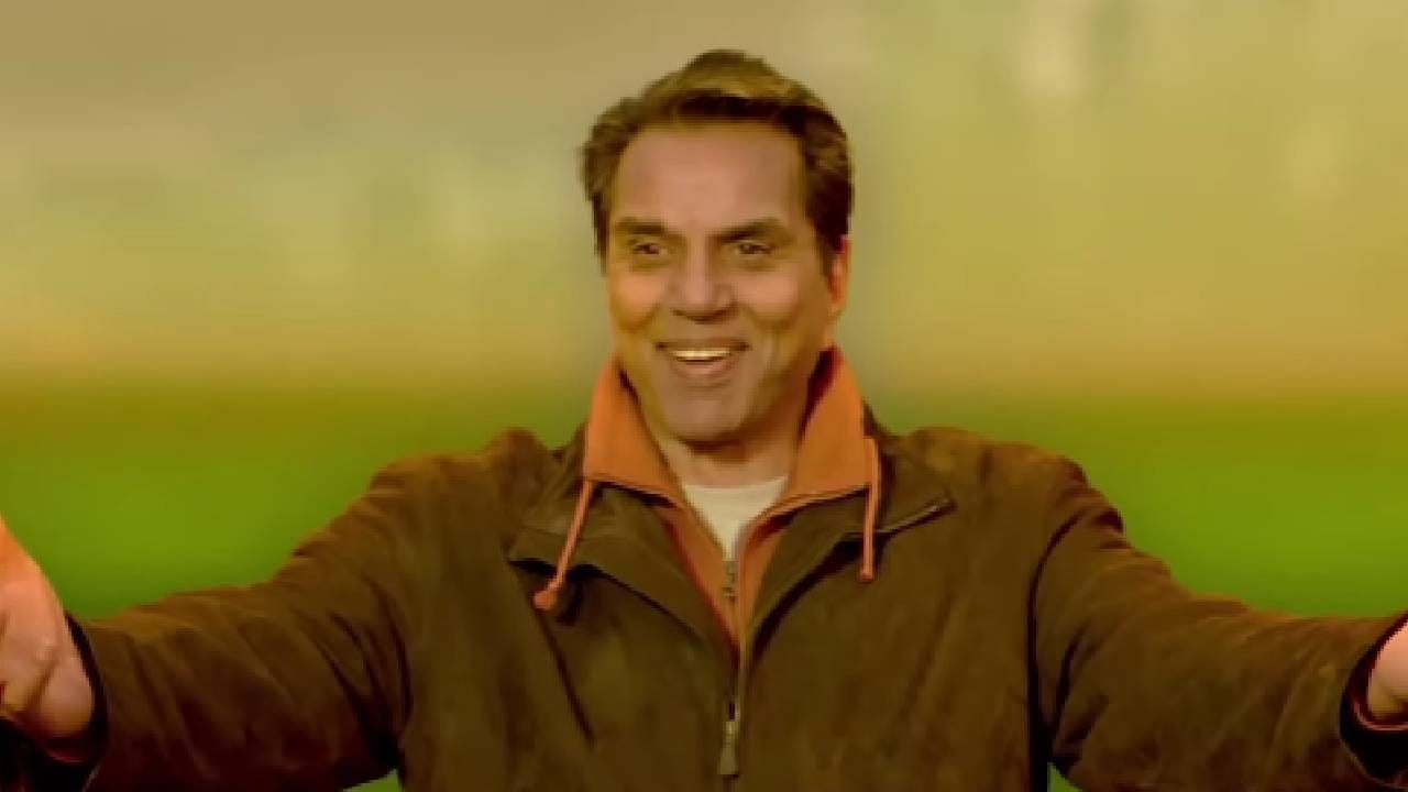 ईशा देओल हिने पूर्ण व्हिडीओ क्लिपमध्ये अख्खे देओल कुटुंब दाखवले. आपल्या वडिलांच्या पहिल्या कुटुंबाचीही झलक तिने या व्हिडीओमध्ये दाखवली. धर्मेंद्र यांच्या या प्रार्थना सभेला सनी देओल किंवा बॉबी देओल पोहोचले नव्हते. 