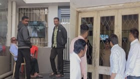 स्ट्राँग रुमबाहेर अजितदादा गटाबरोबरच शिंदे गटाचाही जागता पहारा.