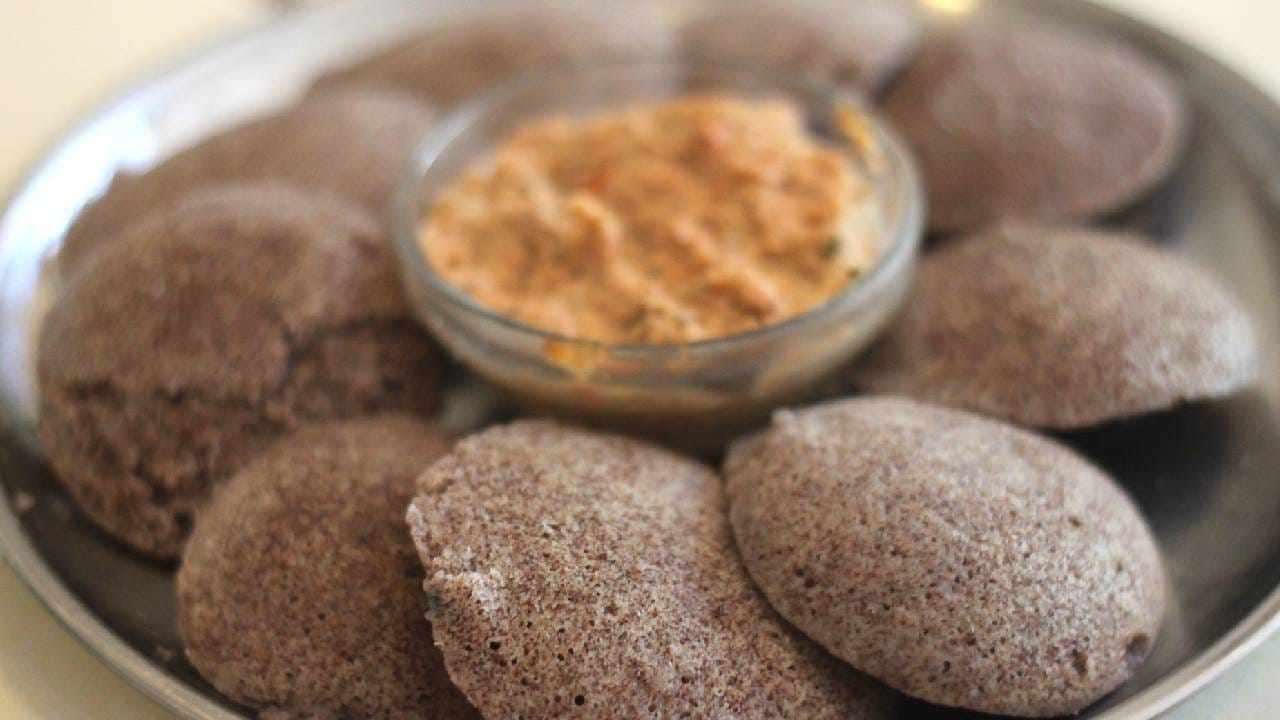 नाचणीची भाकरी किंवा चपाती आरोग्यासाठी फायदेशीर ठरते. विशेष म्हणजे झटपट तुम्ही ती तयारही करू शकता. मात्र, कायम लक्षात ठेवा की, नाचणीच्या पीठात गरम पाणी मिक्स करा. 