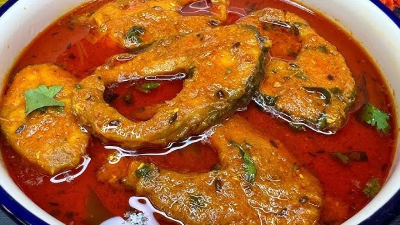 मासे (पहिली पसंती) : बांगलादेश हा नद्यांचा देश असल्याने तिथे 'मासे' हा आहारातील मुख्य घटक आहे. मासे आणि भात येखील प्रमुख अन्न आहे. 'हिल्सा' हा तिथला राष्ट्रीय मासा असून तो अत्यंत आवडीने खाल्ला जातो.