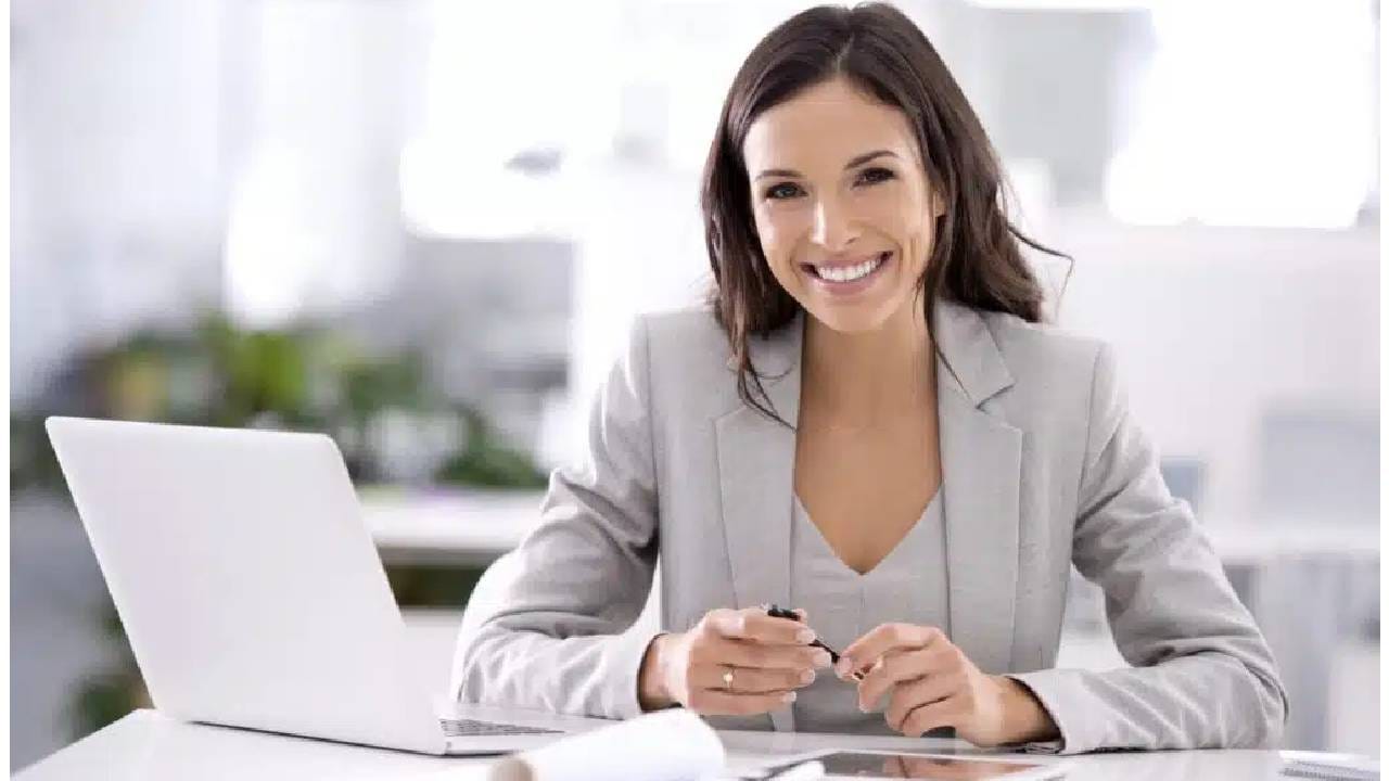 फ्रीलान्सिंगचा अर्थ स्वातंत्र्याने काम करणे असा आहे. तुमच्या क्लाईंटसोबत मिळून तुम्ही त्यांच्या प्रकल्पानुसार काम करू शकता. पैसे आकारू शकता. तुमचे कौशल्य आणि कामाची पद्धत त्यांना आवडली तर पैसा, अनुभव आणि शिक्षण हे सहज होऊ शकते. तसेच त्या क्षेत्रात तुम्हाला अधिक संधी आणि अधिक पैसा मिळू शकतो.