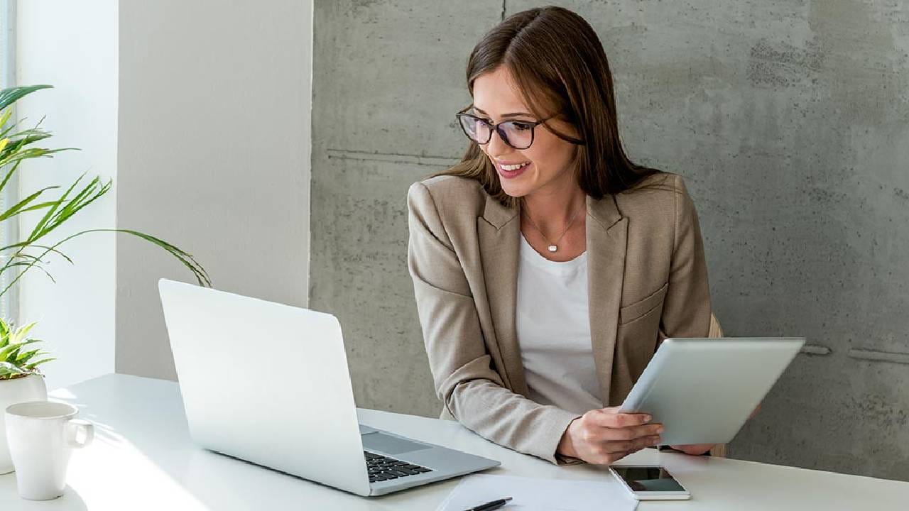 Business Idea: इंटरनेटमुळे जग जवळ आले आहे. स्मार्ट मोबाईल आणि हायस्पीड इंटरनेटमुळे शिक्षणाचे, कमाईचे स्वातंत्र्य मिळत आहे. पण अनेक जण केवळ सोशल मीडियावर वेळ घालवतात. तर काही जण रील्स स्क्रोल करण्यात दिवस घालवतात. विद्यार्थ्यांना फ्रीलान्सिंगच्या संधीतून शिक्षणासोबत कमाई करता येते. त्यासाठी कौशल्य, इंटरनेट आणि काम करण्याची सांगड घालावी लागेल.