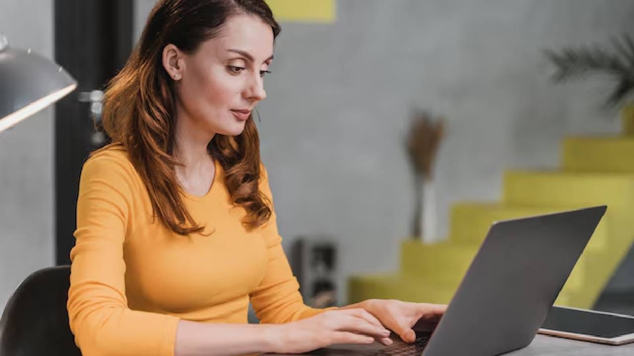 फ्रीलान्सिंगमुळे आत्मविश्वास वाढतो. संवाद कौशल्य वाढते. कौशल्यात भर पडते. जगातील घाडमोडींच्या आधारे अजून काय करता येईल याचा दृष्टिकोन विकसीत होतो. तर शिक्षण करतानाच या गोष्टी शिकल्यामुळे योग्य वयात कमाईसाठी कंपन्यांचे दार ठोठावे लागत नाही. नोकरीसाठी जागोजागी जावे लागत नाही. तुम्ही तुमच्या आवडी आणि सवडीनुसार कमाई करू शकता.