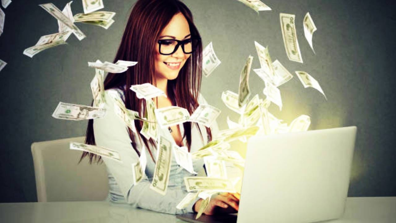 यामध्ये कंटेंट रायटिंग, ग्राफिक्स डिझाईनिंग, व्हिडिओ एडिटिंग,सोशल मीडिया मॅनजेटमेंट, बेसिक प्रोग्रॅमिंग, ट्यूशन घेणे अशा फ्रीलांसिंगच्या संधी आहेत. सुरुवातीला या गोष्टी तुम्ही ऑनलाईन शिकू शकता. तुमचे कौशल्य वाढल्यानंतर कामाचे काही सॅम्पल तयार करुन सुरुवातीला काही प्रकल्प मिळवू शकता. नंतर हळूहळू कमाई वाढेल.