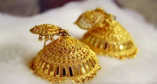 गेल्या काही दिवसांमध्ये सोने, चांदीच्या भावात मोठा बदल होताना दिसत आहे. कधी सोन्याचा भाव वाढतोय. तर कधी चांदीचा भाव वाढताना दिसतोय. कधी-कधी तर सोने आणि चांदी अशा दोन्हींचेही भाव धाडकन घरंगळताना दिसत आहेत. असे असतानाच आता सोने-चांदीच्या नव्या भावाने स गळेच थक्क झाले आहेत. 