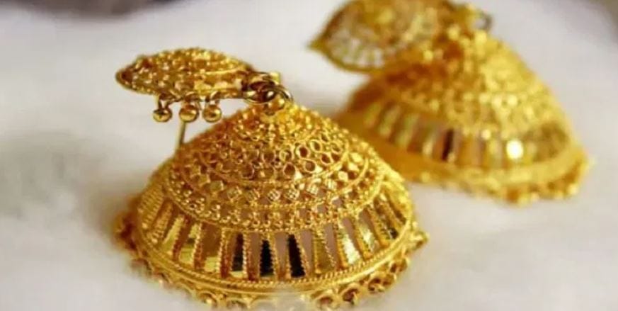 देशांतर्गत सराफा बाजारात मोठी घडामोड घडली आहे. चांदीचा भाव थेट दोन लाख प्रति किलोच्याही पुढे गेला आहे. तर दुसरीकडे सोन्याचाही भाव चांगलाच वाढला आहे. 11 डिसेंबर रोजी 24 कॅरेट सोन्याचा भाव 1,30,470 रुपये प्रति 10 ग्रॅमवर पोहोचला आहे.