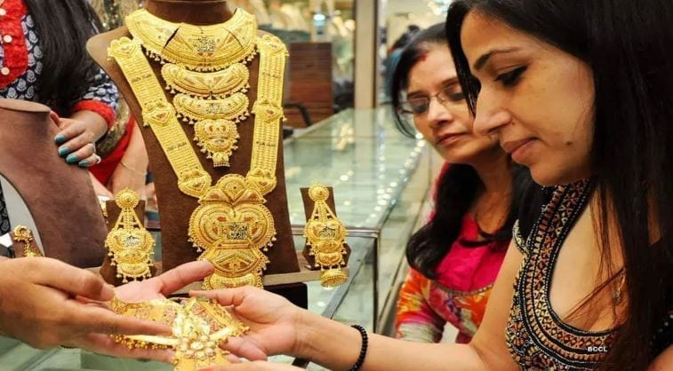 दुसरीकडे चांदीच्या दरातही तब्बल 3 हजार रुपयांनी वाढ झाली आहे. या भाववाढीसह सोन्याचा दर 1 लाख 36 हजार 784 रुपये प्रति दहा ग्रॅमवर पोहोचला आहे. तर चांदीचा दर 1 लाख 96 हजार 730 रुपये प्रति किलोवर पोहोचला आहे. 